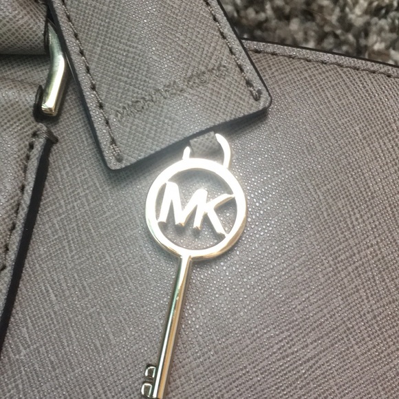 Michael Kors Emma Saffiano Leather Large Bag - Picture 3 of 8